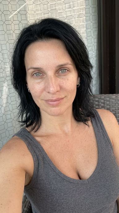 Przykładowe selfie do analizy kolorystycznej: światło dzienne, spięte włosy