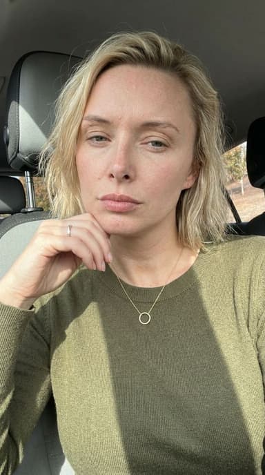 Przykładowe selfie do doboru fryzury: światło dzienne, odsłonięta twarz