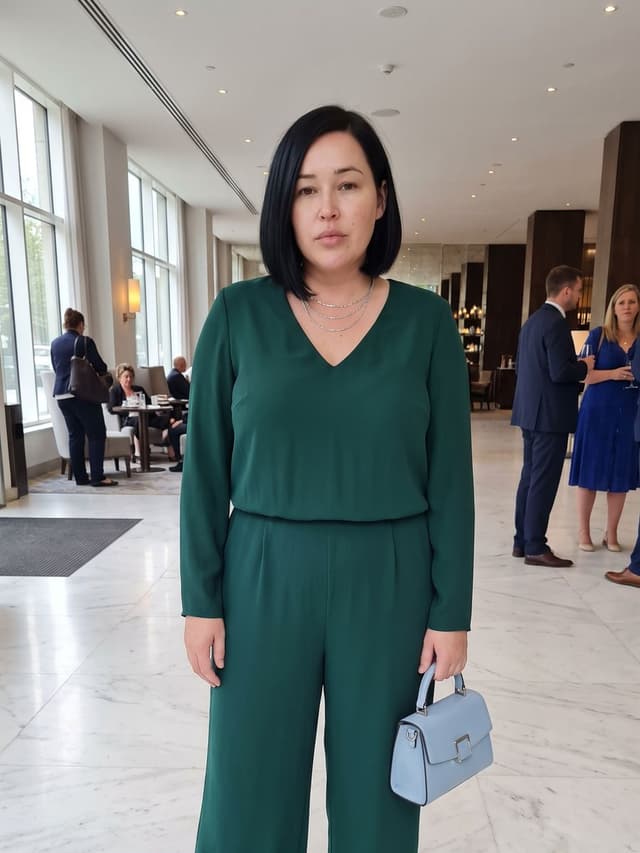 Stylizacja Elegancko wygenerowana przez AI Stylistkę na zdjęciu klientki